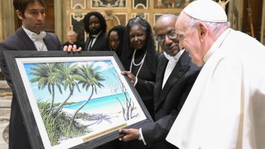 Papa Francisco pede a novos embaixadores que sejam pacificadores