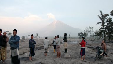 Na Indonésia, vulcão Mount Semeru entra em erupção