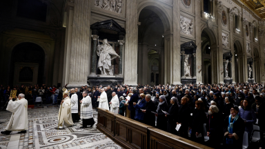 Missa em Roma reúne fiéis para rezar por Bento XVI