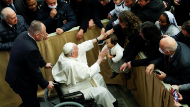 Papa aos funcionários: serenidade, e sejam construtores de paz