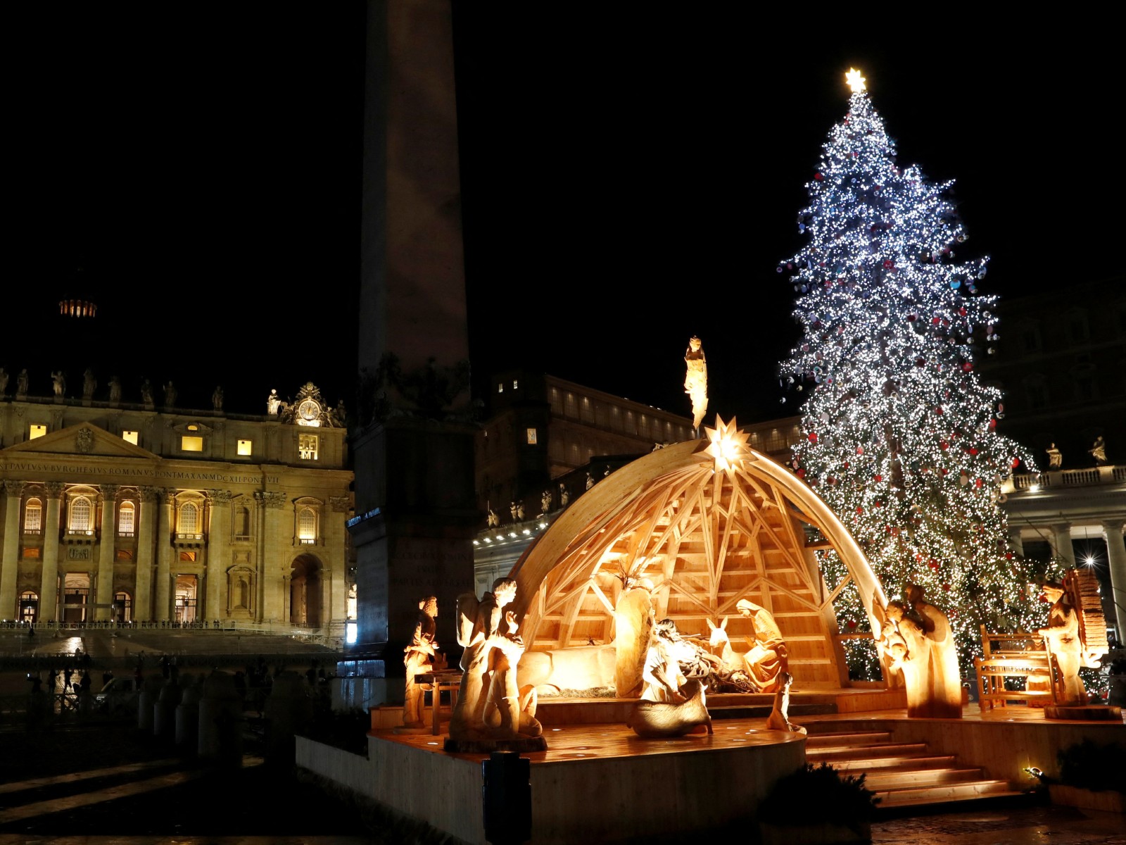 Papa ressalta significados da árvore de Natal e do presépio