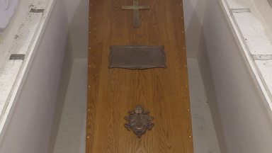 Bento XVI é sepultado no antigo túmulo de João Paulo II