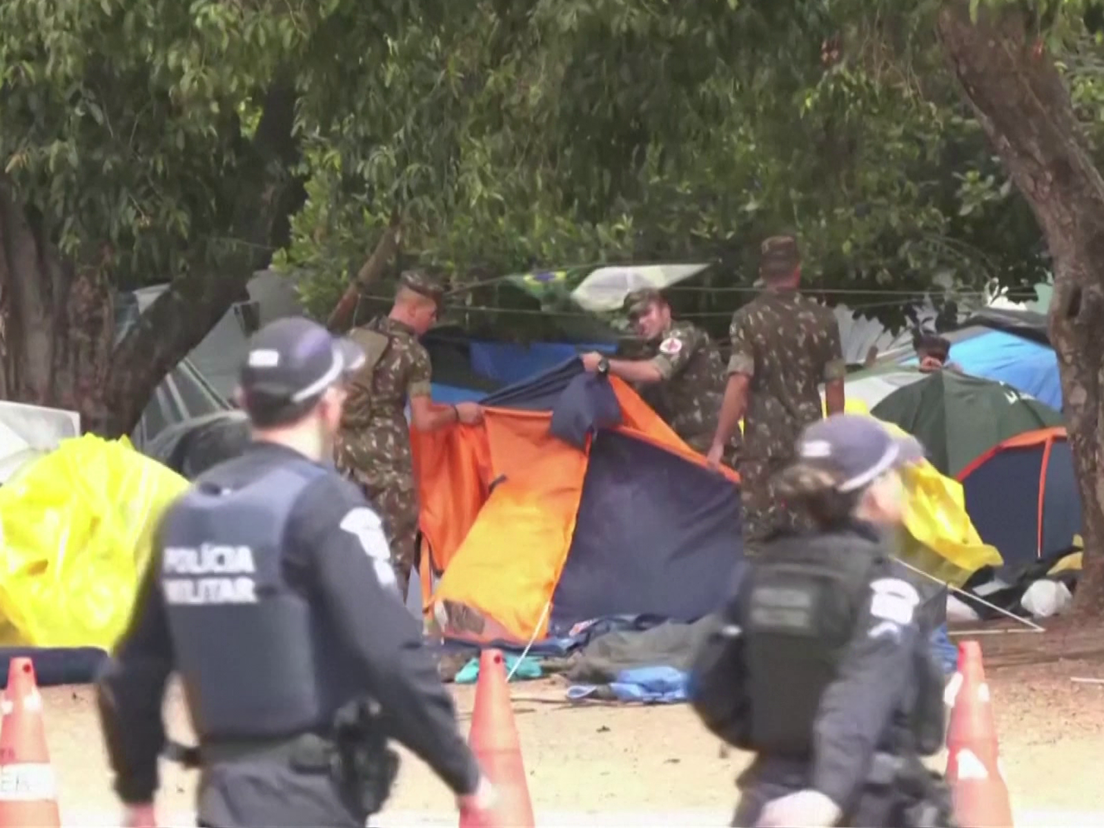 Acampamentos Nas Frentes Dos Quarteis São Desmobilizados