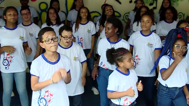 Alunos de escola pública realizam o sonho de aprender música