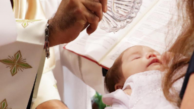 Ao batizar 13 crianças papa afirma: o batismo é como o aniversário
