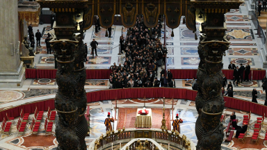 Bento XVI: corpo chega à Basílica São Pedro e fiéis prestam homenagens
