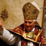 Em “Relatório sobre a fé", o futuro Papa Bento XVI falou sobre os critérios para julgar os presumidos fenômenos sobrenaturais. / Foto: Vandeville Eric/ABACA via Reuters