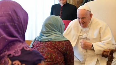 Papa pede maior envolvimento das mulheres na busca da paz