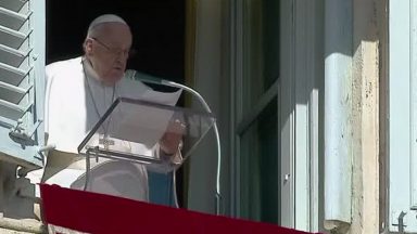 Papa renova seus pedidos por preces por vítimas de terremoto