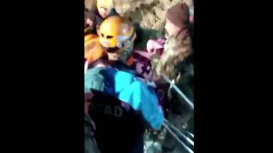 Equipes de resgate retiram dois homens dos escombros na Turquia