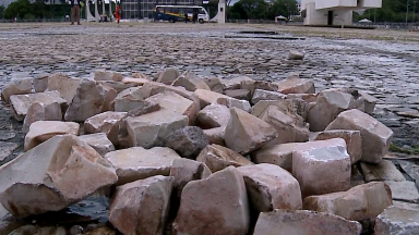 Calçada da Praça dos Três Poderes vira estacionamento em evento