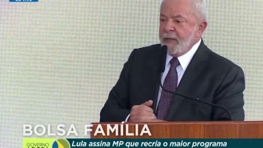 Em cerimônia em Brasilia, governo recria Programa Bolsa Família
