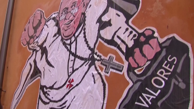 Conheça o artista que retratou o Papa como um super-herói