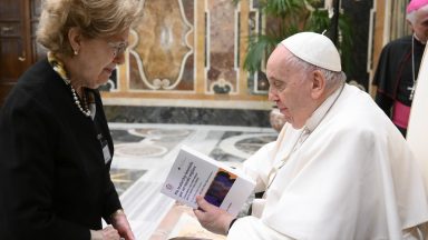 Não calar diante do flagelo das mulheres vítimas de abuso, pede Papa