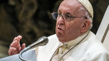 Papa pede à mídia para ‘globalizar’ a solidariedade e não a indiferença