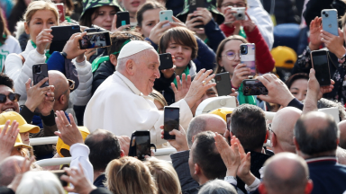 A Igreja vira uma peça de museu se não evangelizar a si mesma, diz Papa