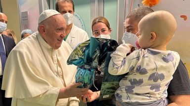 No hospital, Papa visita crianças da ala de oncologia e batiza bebê