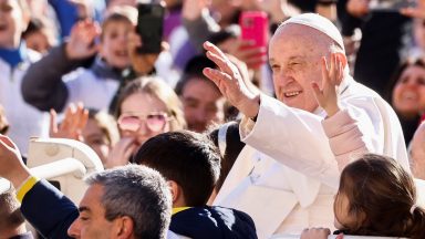 Papa na catequese: a vocação que Jesus dá a todos é a do serviço
