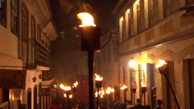 Em Ouro Preto, Minas Gerais, fiéis participam da Procissão do Fogaréu