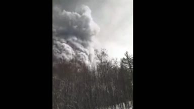 Erupção de vulcão na Rússia lança nuvem negra e alerta autoridades