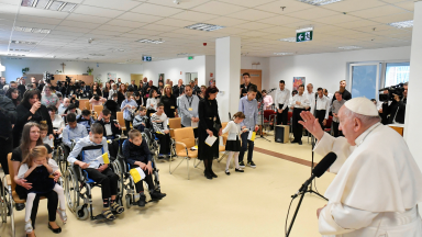Ternura marca o encontro do Papa com crianças na Hungria