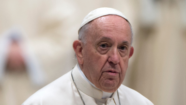 Papa expressa dor pela morte de migrantes em naufrágio