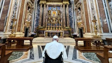 Em oração, Papa confia viagem à Hungria à Virgem Maria