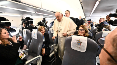Papa Francisco saúda jornalistas no voo para Budapeste