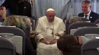 No avião de volta a Roma, Francisco conversa com jornalistas