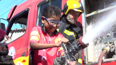 Menino de Belo Horizonte recebe surpresa especial do Corpo de Bombeiros