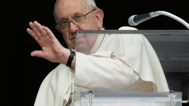 Papa no Regina Coeli: o Espírito Santo nos corrige e nos defende