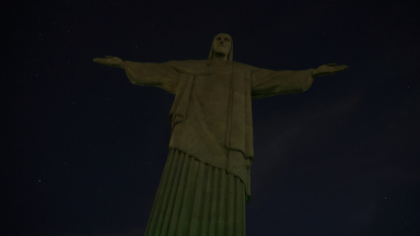 Cristo Redentor é apagado em apoio a jogador brasileiro vítima de racismo