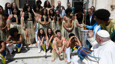 Capoeiristas apresentam ao Papa dança em defesa da Amazônia