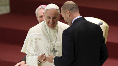Praticar esporte por paixão, não só visando a competição, exorta Papa