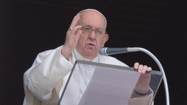 Papa faz apelos contra a violência e a guerra após Regina Coeli