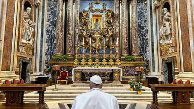 Papa volta a Roma após viagem apostólica à Hungria