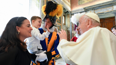 Testemunhar diariamente a fé em Cristo, pede Papa à Guarda Suíça