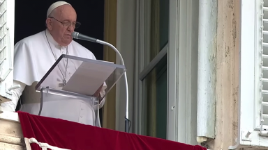 Durante a Oração do Angelus, Papa fala do sinal da cruz