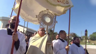 Fiéis participam da solenidade de Corpus Christi na Canção Nova