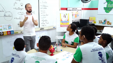 Escola pública em Sergipe oferece ensino bilíngue para surdos