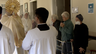 Idosos vivem momento de devoção e fé no dia de Corpus Christi