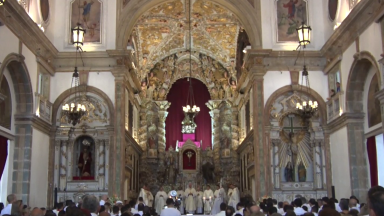 Procissão de Corpus Christi atrai centenas de fiéis em Recife