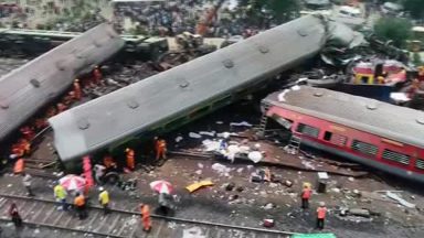 Primeiro-ministro visita local de pior acidente com trem na Índia