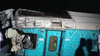 Acidente de trem na Índia deixa pelo menos 50 mortos
