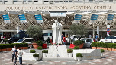 Cirurgia do Papa Francisco é concluída sem complicações