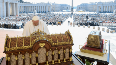 Papa reza diante das relíquias de Santa Teresinha do Menino Jesus