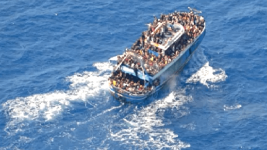 Naufrágio deixa 78 migrantes mortos e centenas de desaparecidos