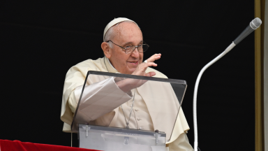 Papa: precisamos de pessoas verdadeiras como São Pedro e São Paulo