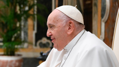 Desarmar a linguagem e promover o diálogo, pede Papa aos jornalistas