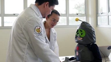Robô desenvolvido para ajudar autistas é testado no Brasil